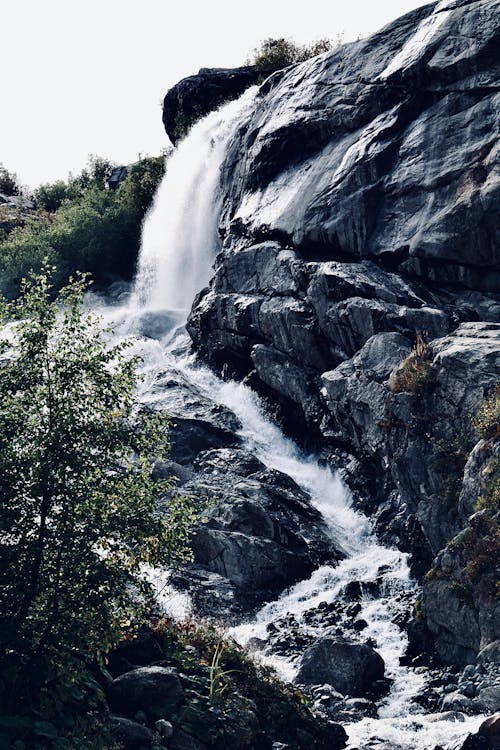 akarsu, çağlayan, dağ içeren Ücretsiz stok fotoğraf