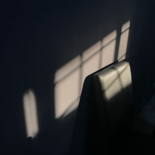Free Artistic shadows on a wall create a tranquil ambiance with light patterns. Ideal for minimalist decor themes. Stock Photo