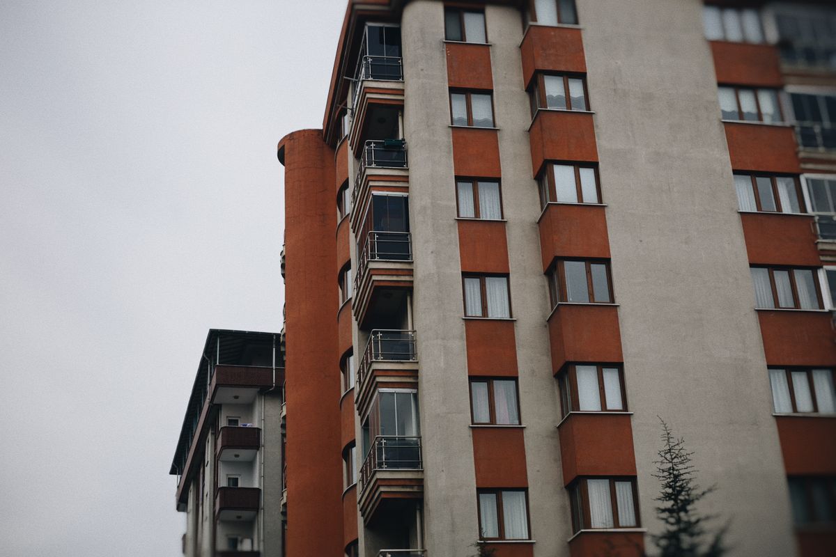 Ankara Cam Balkon Sistemleri ve Balkon Kapatma Cam korkuluk ve balkon cephe detayı