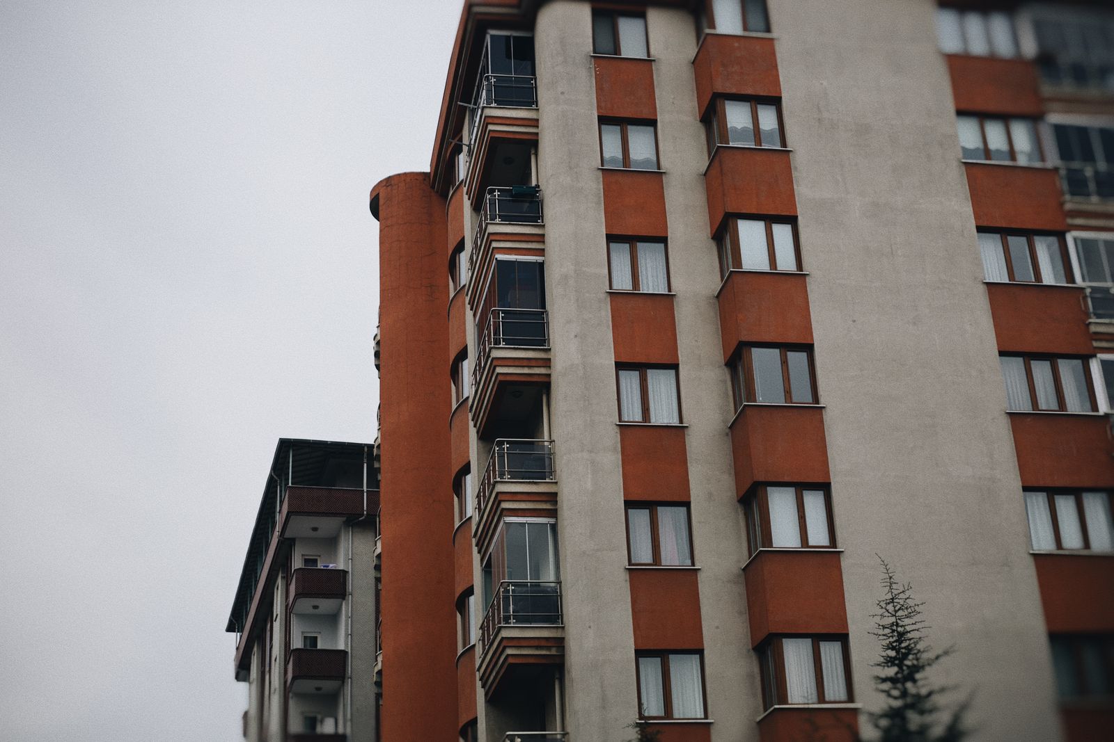 Modern cam balkonlu İstanbul apartmanı