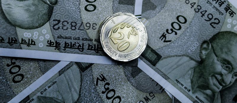 インドの500ルピー紙幣と20ルピー硬貨の拡大画像。ルピー買い介入のニュースに関連した通貨のイメージ。