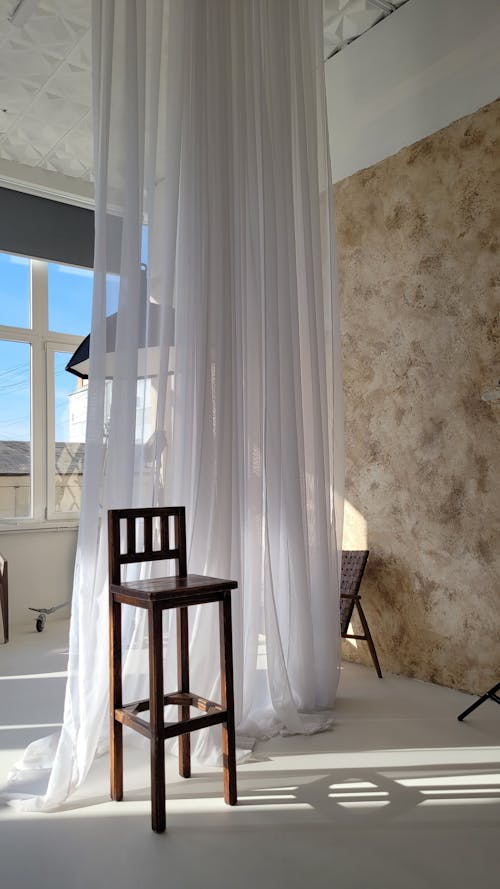 Foto stok gratis cahaya dan bayangan, jendela kaca, kursi kayu