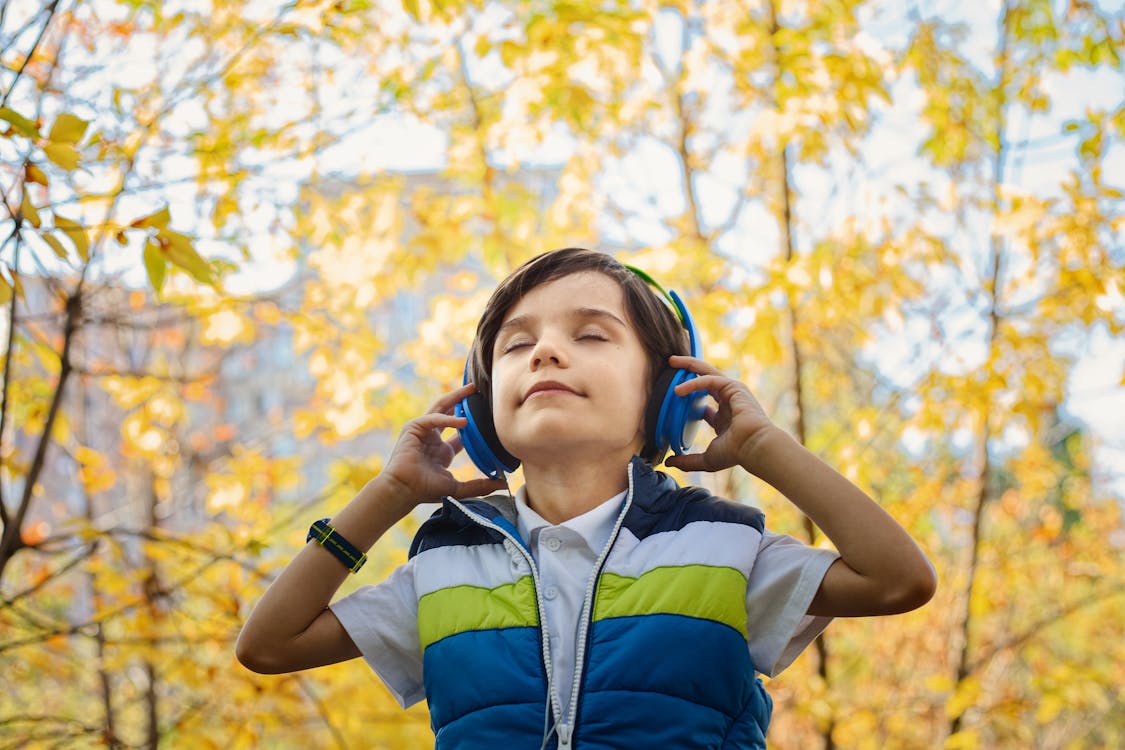 Gratis Foto De Un Niño Escuchando Con Auriculares Foto de stock