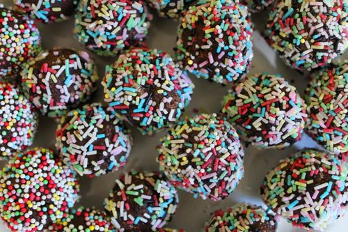 Free Close-up of colorful sprinkle-covered chocolate balls, capturing their vibrant and tempting look. Stock Photo