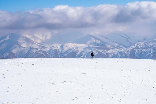 Foto profissional grátis de cadeia de montanhas, cênico, com frio