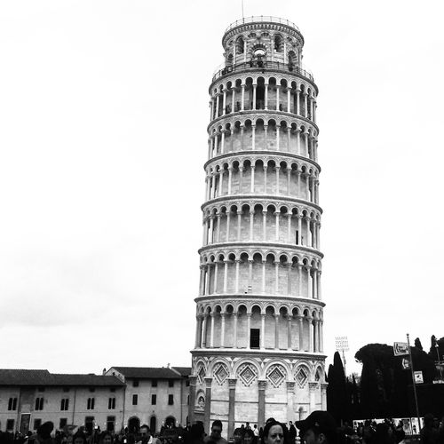 Free Iconic Leaning Tower of Pisa captured in striking black and white, highlighting its architectural elegance. Stock Photo