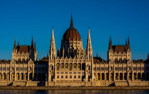 Безкоштовне стокове фото на тему «блакитне небо, Будапешт, будинок парламенту Угорщини»