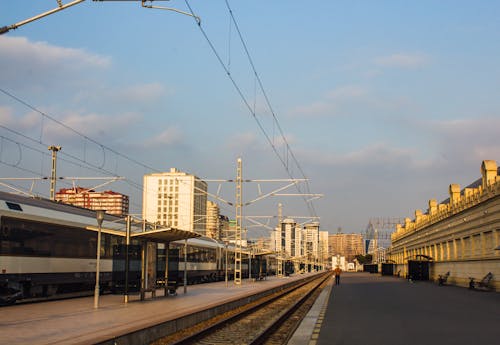 Gratis lagerfoto af banegårds perron, by, byer