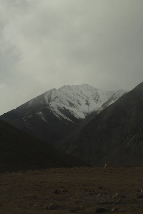 Immagine gratuita di catena montuosa, montagna innevata, montagne