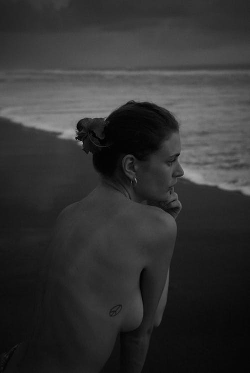 半裸, 咖啡色頭髮的女人, 垂直拍摄 的 免费素材图片