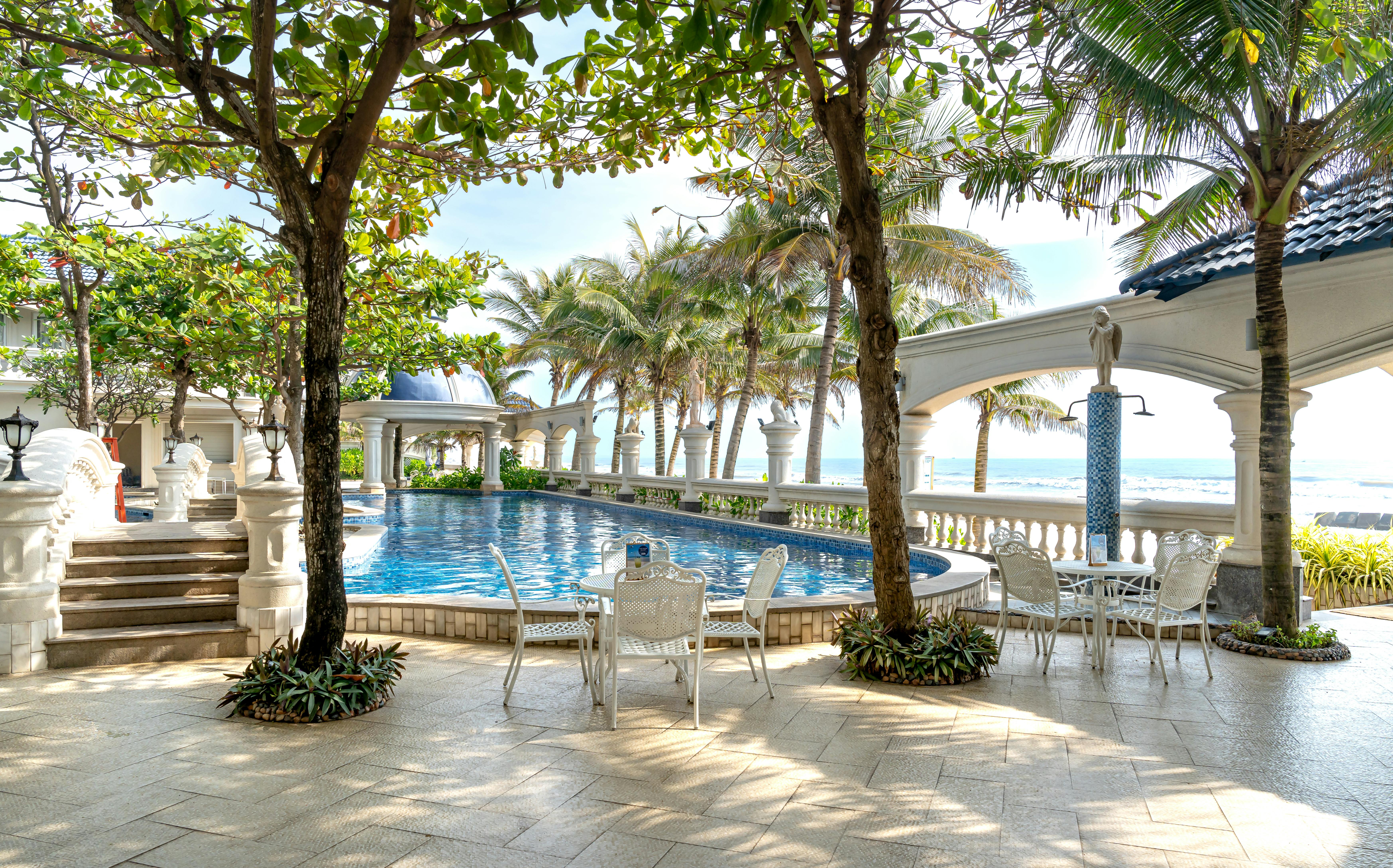 Stunning tropical resort with a luxurious poolside setting, perfect for a summer vacation. - Photo by Quang Nguyen Vinh on Pexels