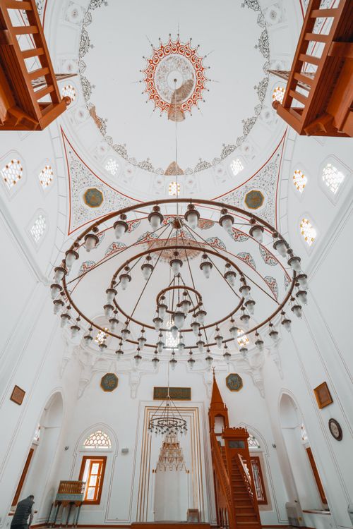Free Intricate mosque interior showcasing a stunning chandelier and traditional decor. Stock Photo