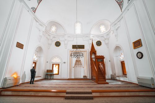 Free Serene interior of a mosque featuring ornate architectural elements and minimalist design. Stock Photo