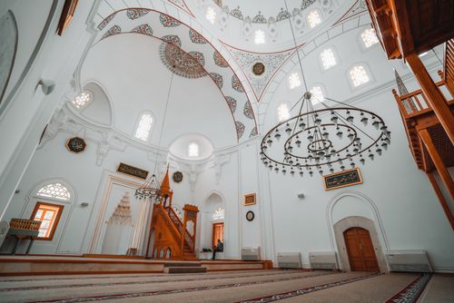 Free Explore the ornate Ottoman mosque interior featuring a stunning chandelier and architectural details. Stock Photo