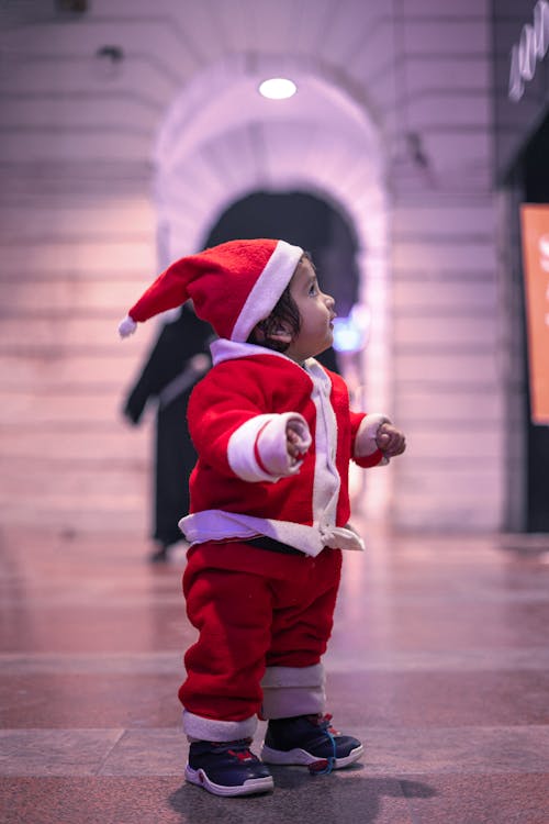 Photos gratuites de bébé, bonnet de père noël, chapeau de noël