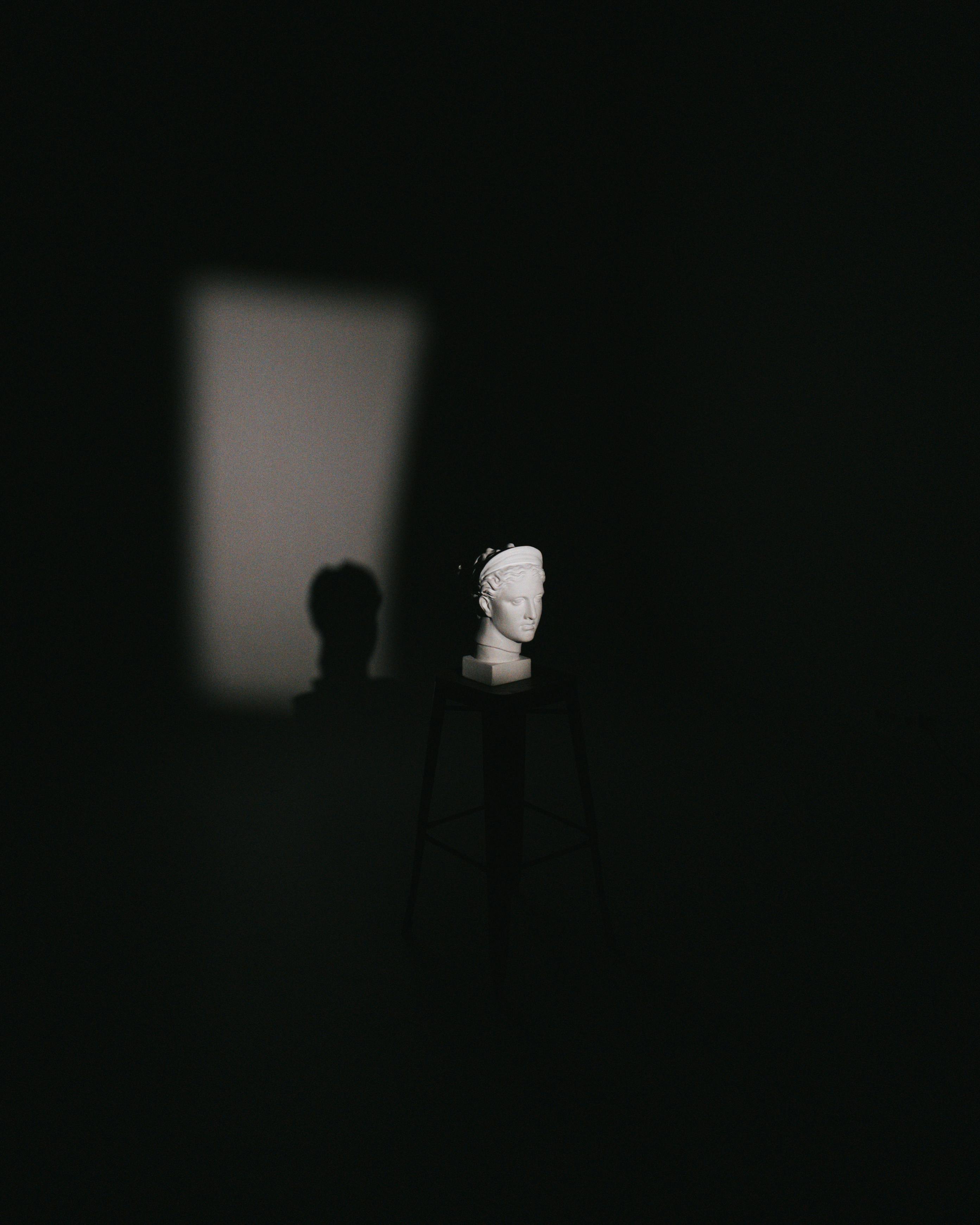 бесплатная Гипсовая копия скульптурной головы Дианы Версальской в темной студии Стоковое фото