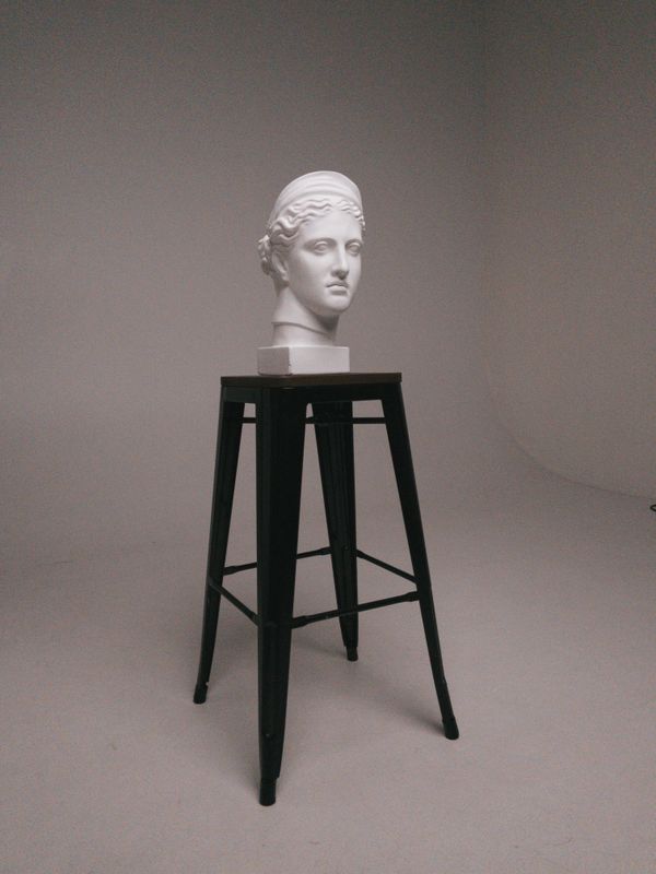 Plaster cast bust on a studio stool — Iryna Varanovich on Pexels