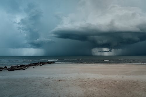 Безкоштовне стокове фото на тему «берег, Буря, горизонт»