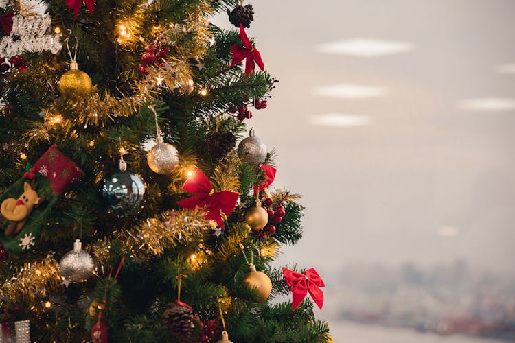 A Christmas Tree With Gold And Silver Ornaments