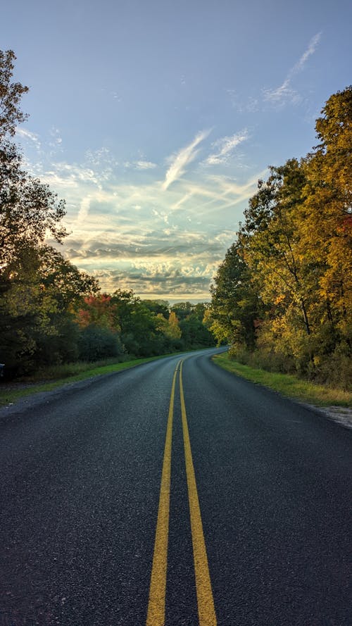 Kostnadsfri bild av asfaltväg, gula linjer, himmel