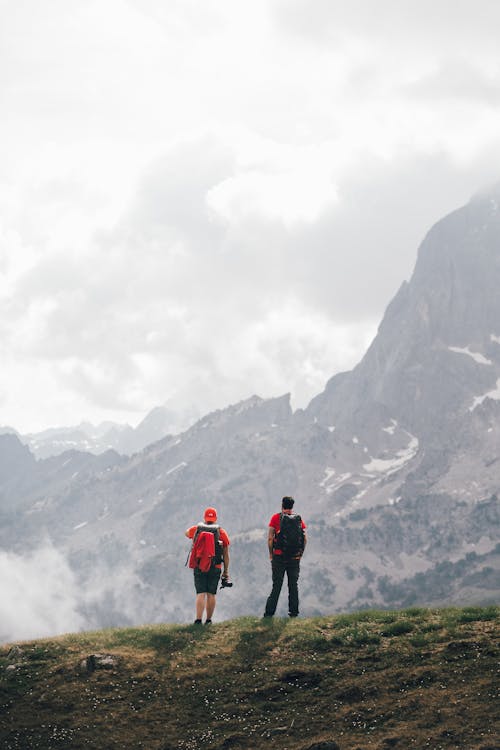 Deux Hommes Face A La Montagne Dans Les Pyrénées