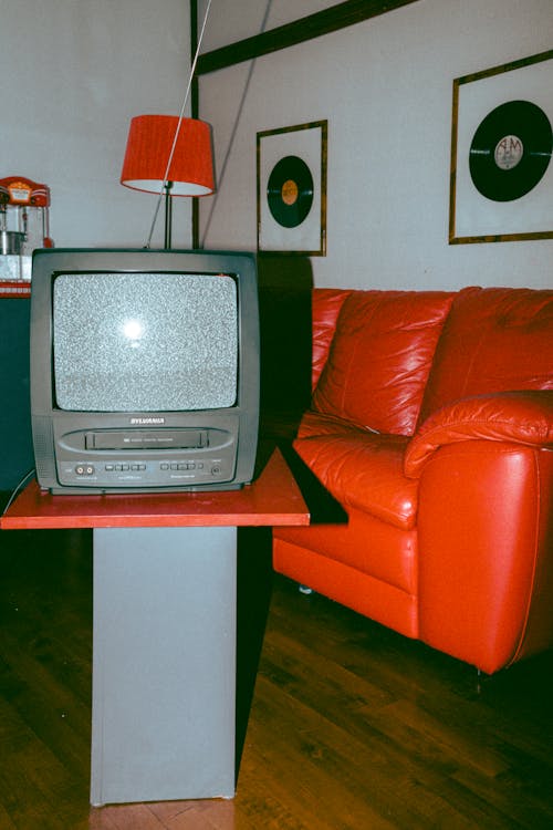 Darmowe zdjęcie z galerii z 80s, czerwona kanapa, elektronika