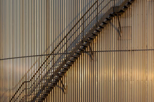 Бесплатное стоковое фото с городской, лестница, листовой металл