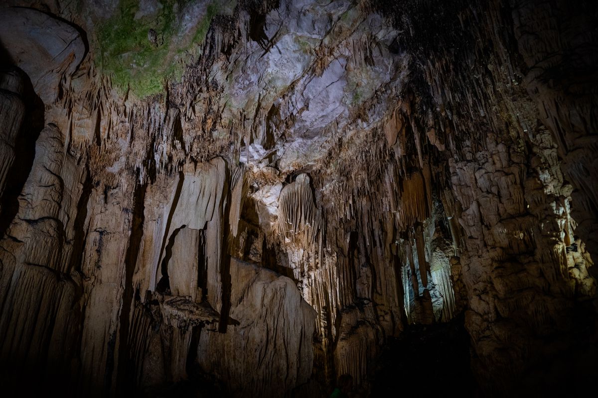 Impresionantes formaciones de estalactitas y estalagmitas en una cueva española