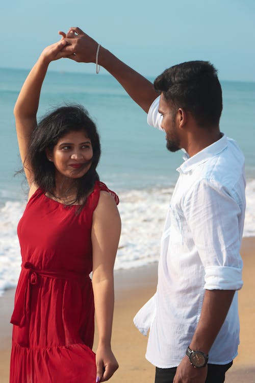 Foto d'estoc gratuïta de amants de la platja, cuteness, parella adulta