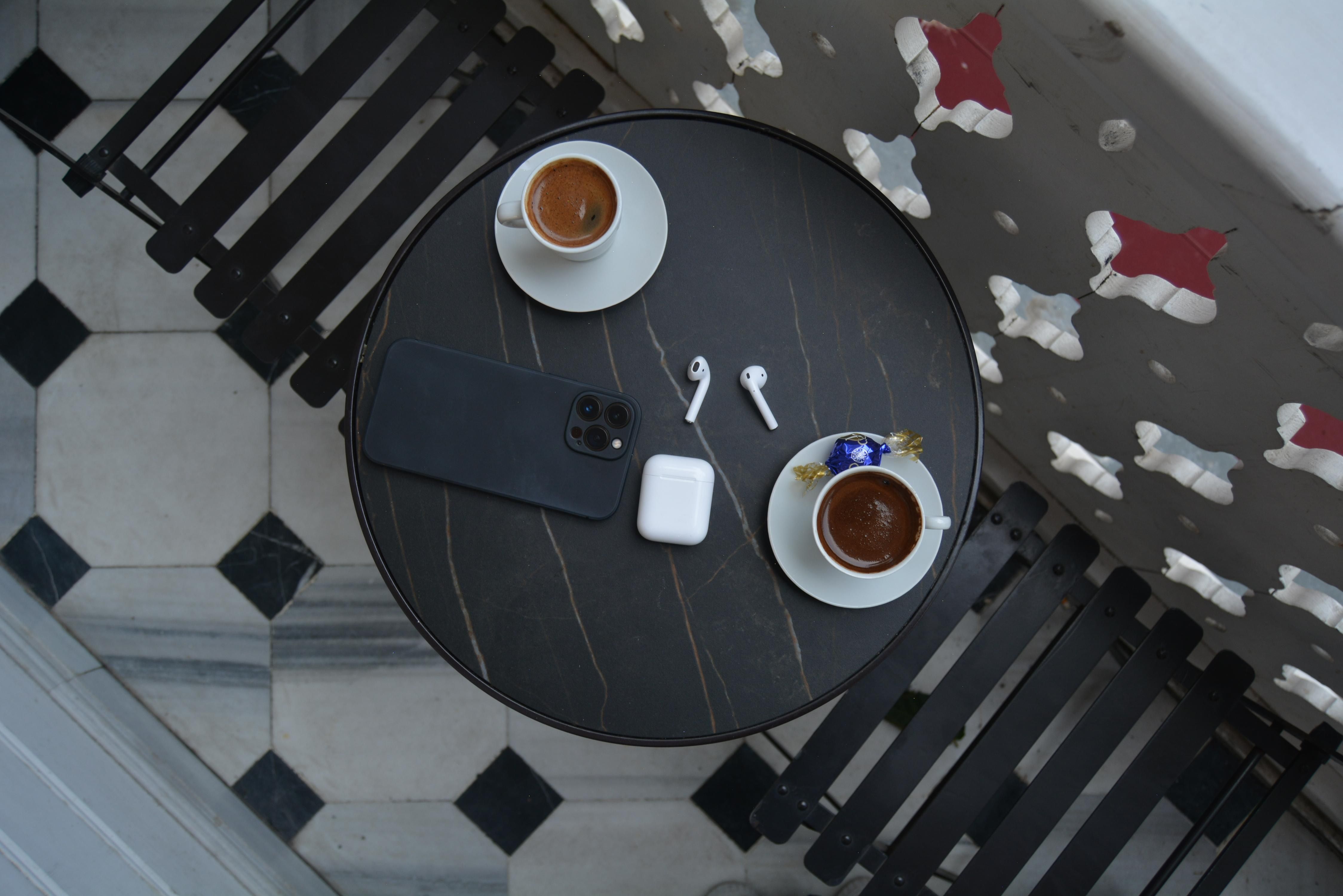 Dos tazas de café sobre la mesa