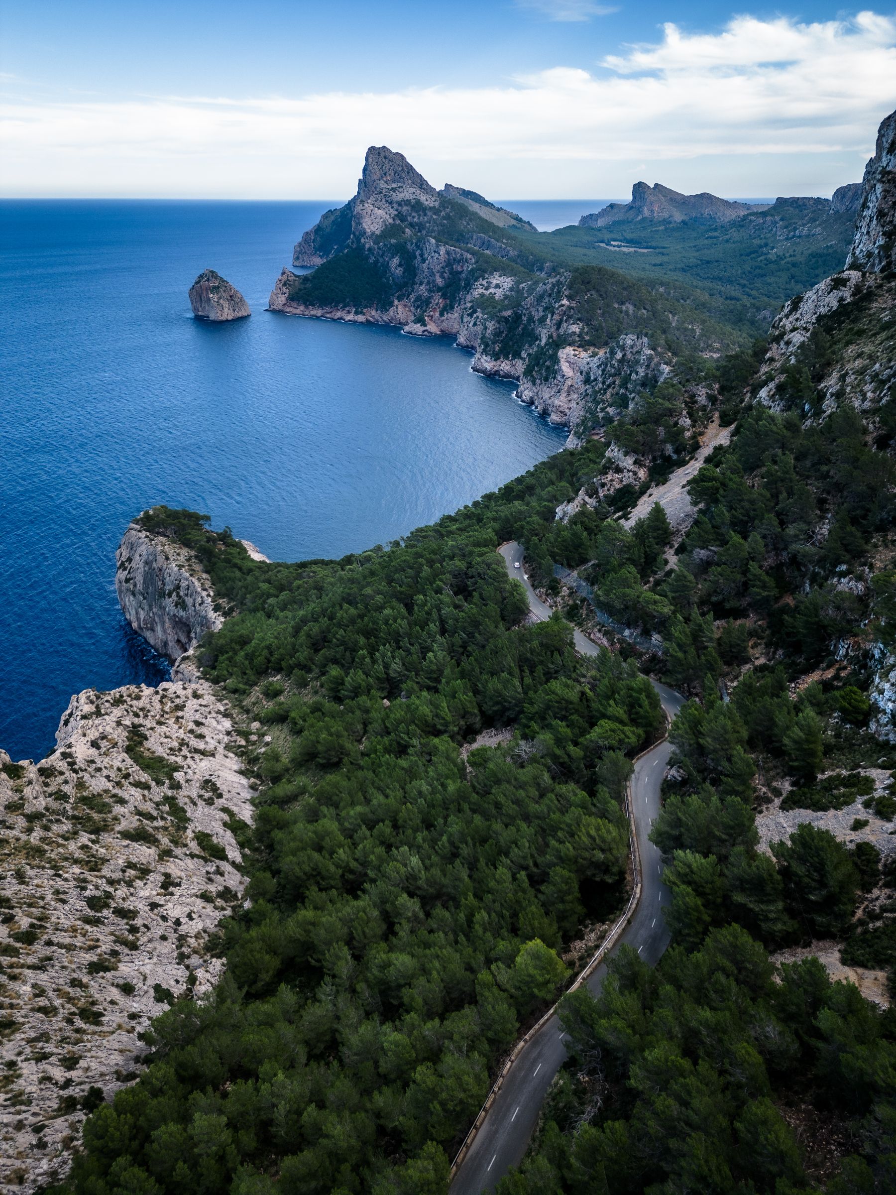 Vista aérea de la costa y bosques de Mallorca, España