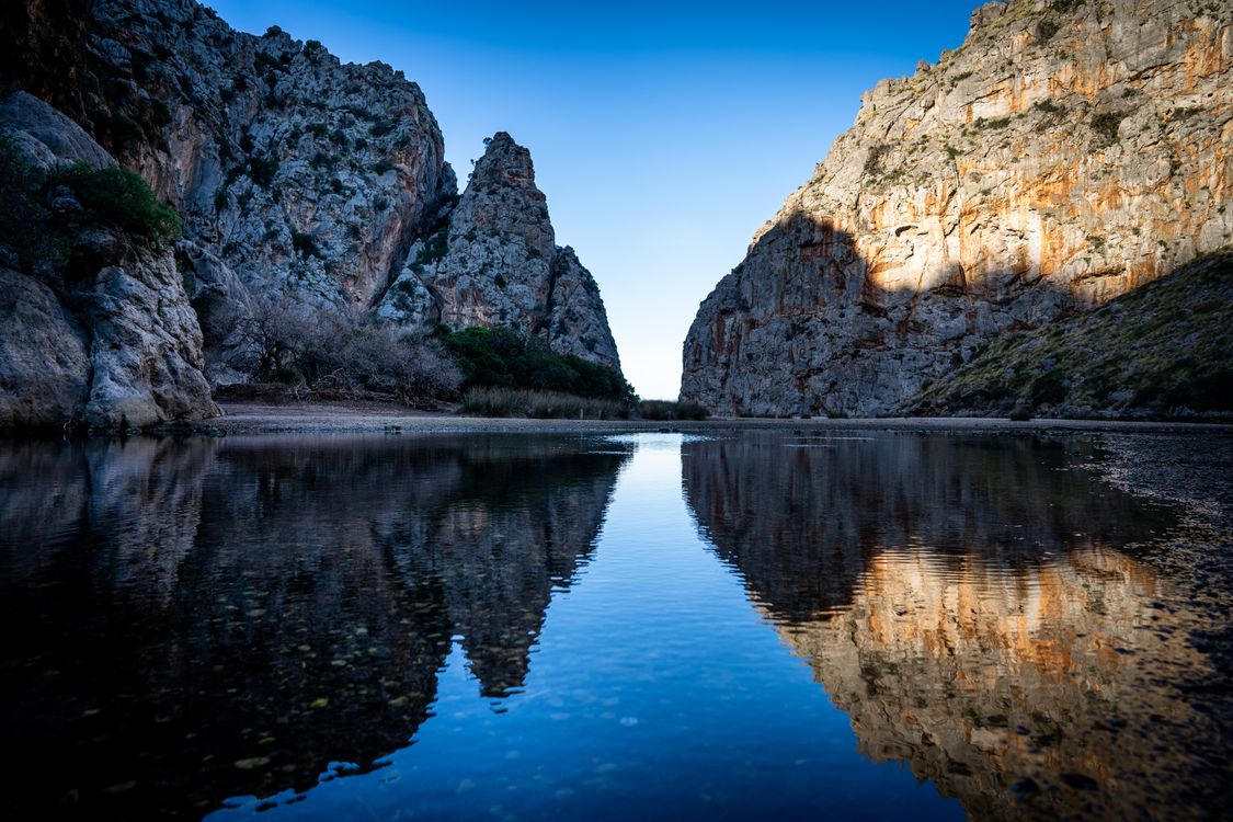 Reflections of Rocks in Lake · Free Stock Photo