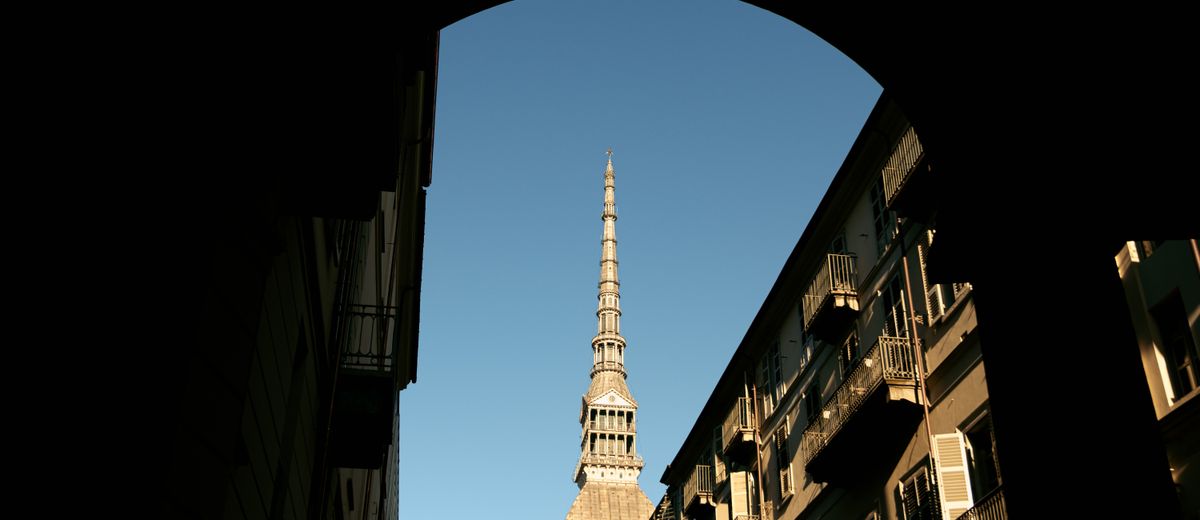 La Mole Antonelliana vista desde un arco