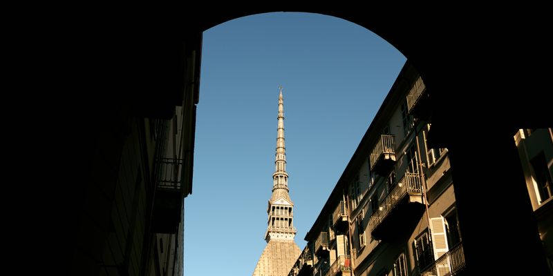 La Mole Antonelliana vista desde un arco