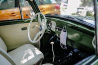 经典大众甲壳虫的内饰采用了复古设计，仪表板上配有面罩