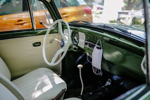 经典大众甲壳虫的内饰采用了复古设计，仪表板上配有面罩