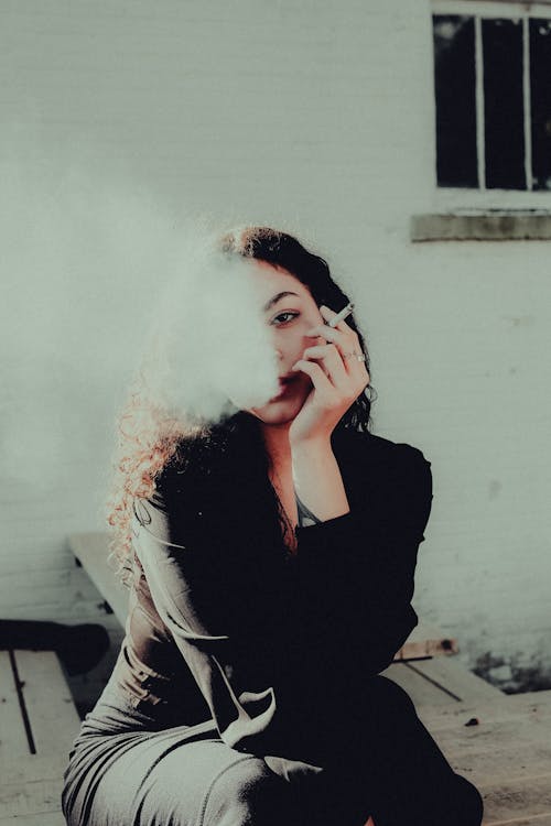 Immagine gratuita di capelli ricci, donna, fumando