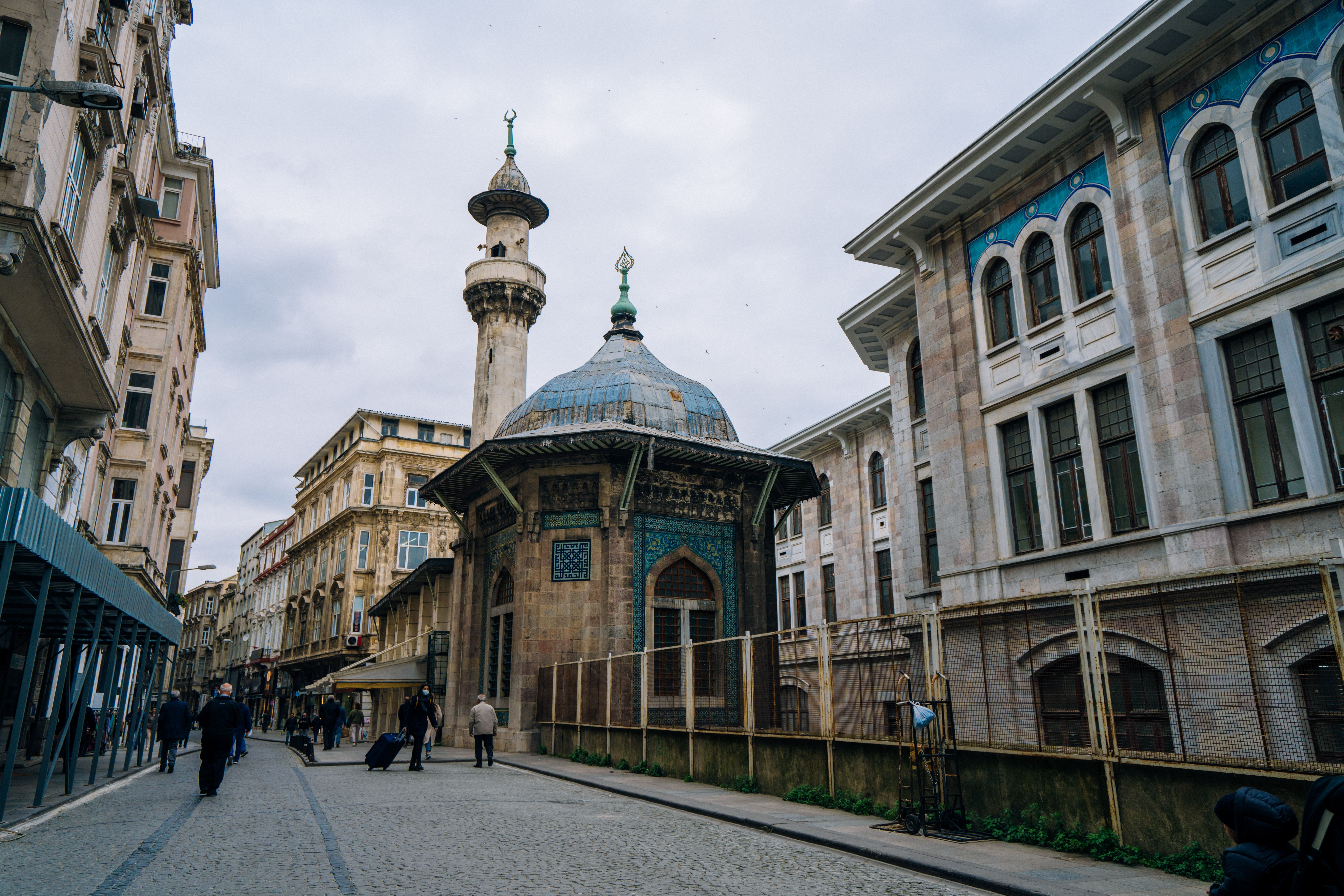 People Walking Near the Mosque · Free Stock Photo