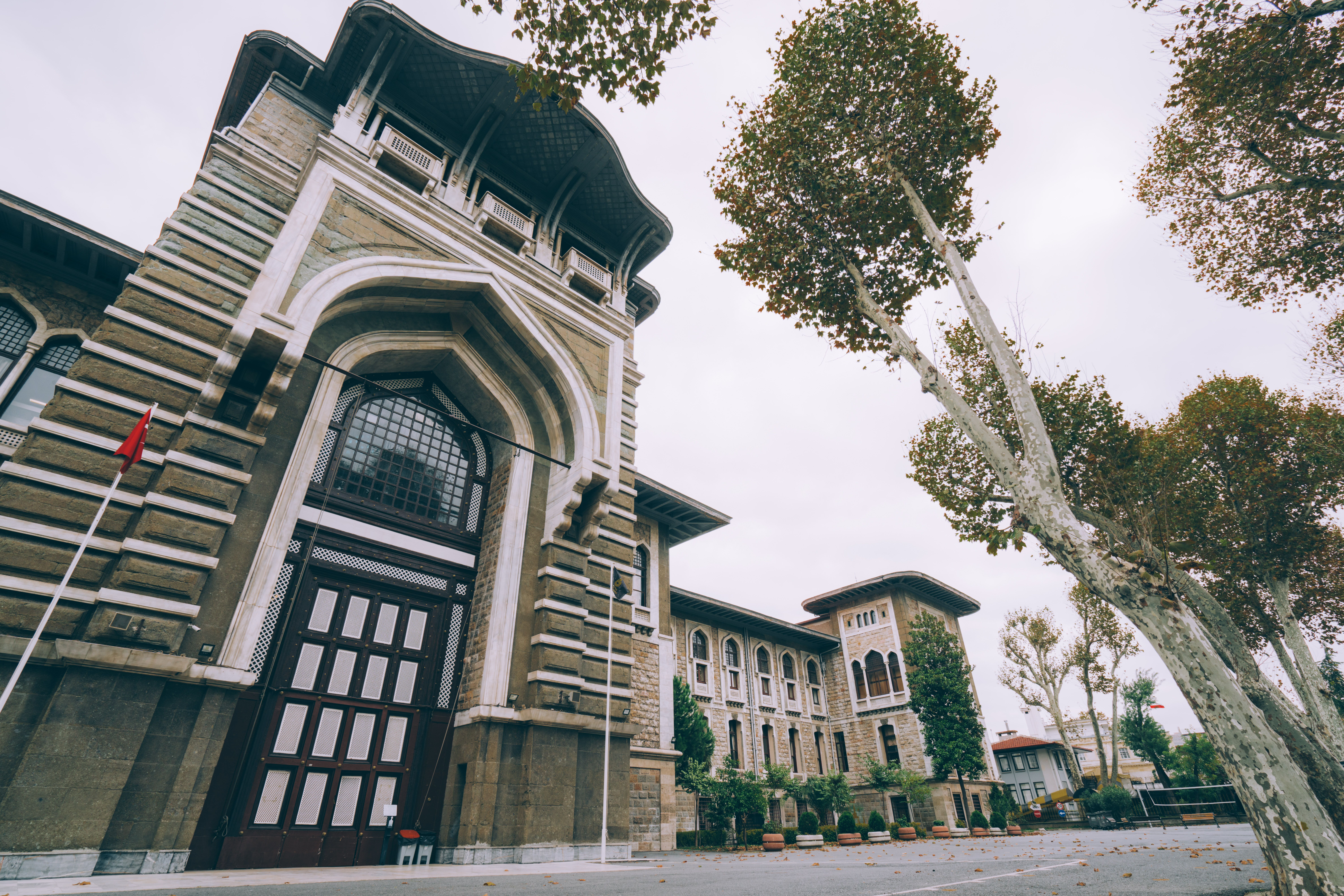 Bursa Zeki Müren Güzel Sanatlar Lisesi öğrencileri stadyumda marş klibi çekiminde.