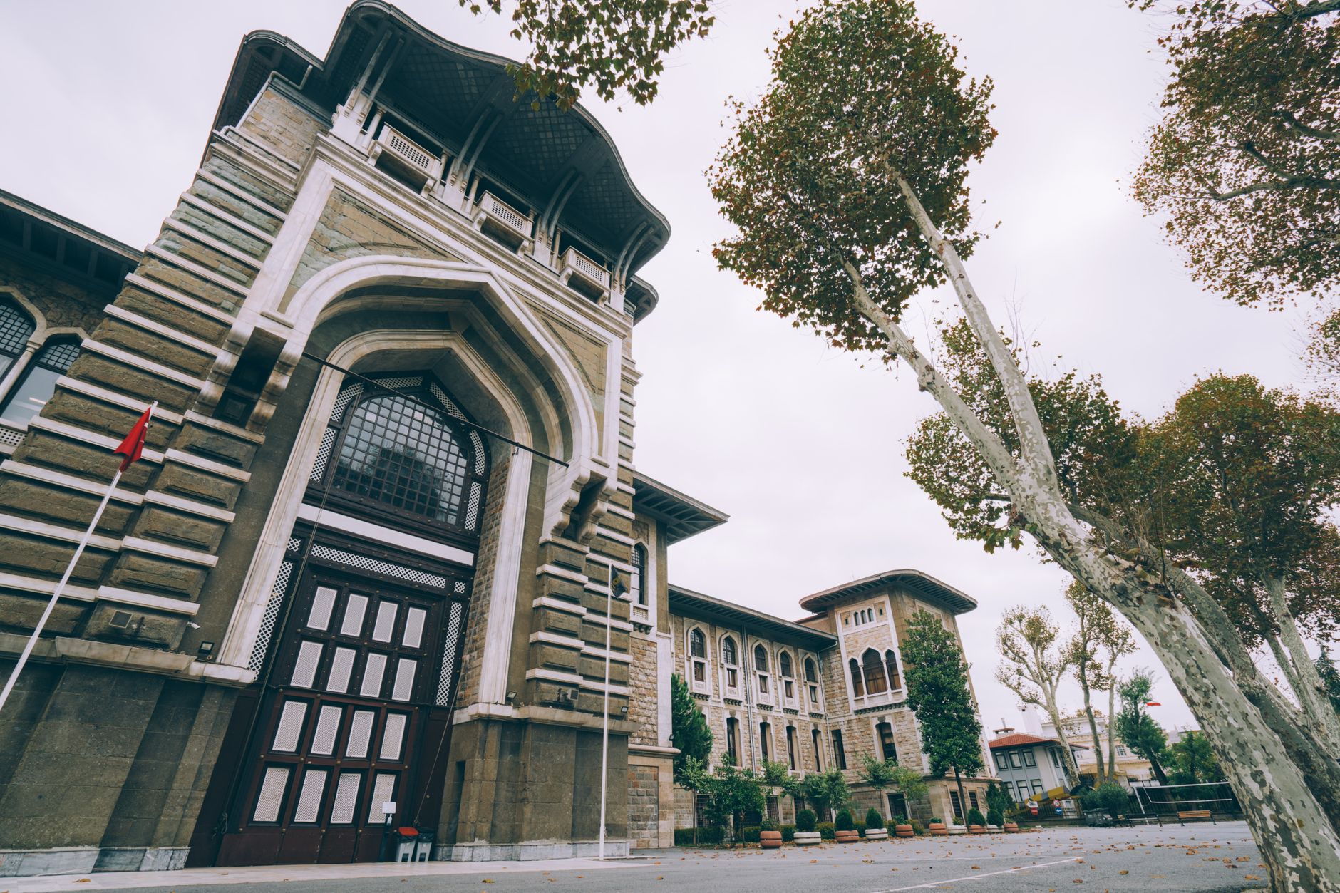 Bursa Zeki Müren Güzel Sanatlar Lisesi öğrencileri stadyumda marş klibi çekiminde.