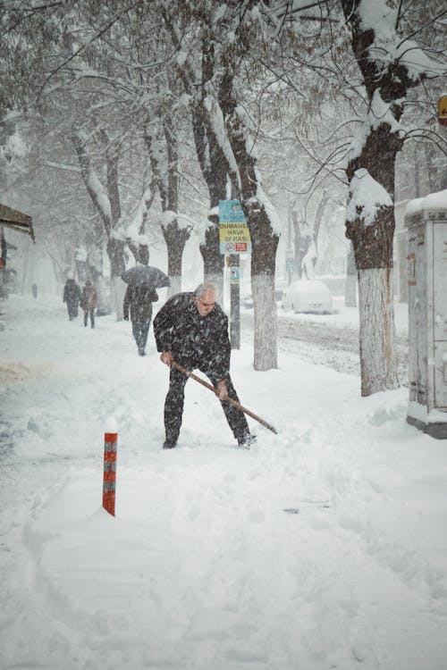 adam, ağır kar, backgrounds içeren Ücretsiz stok fotoğraf