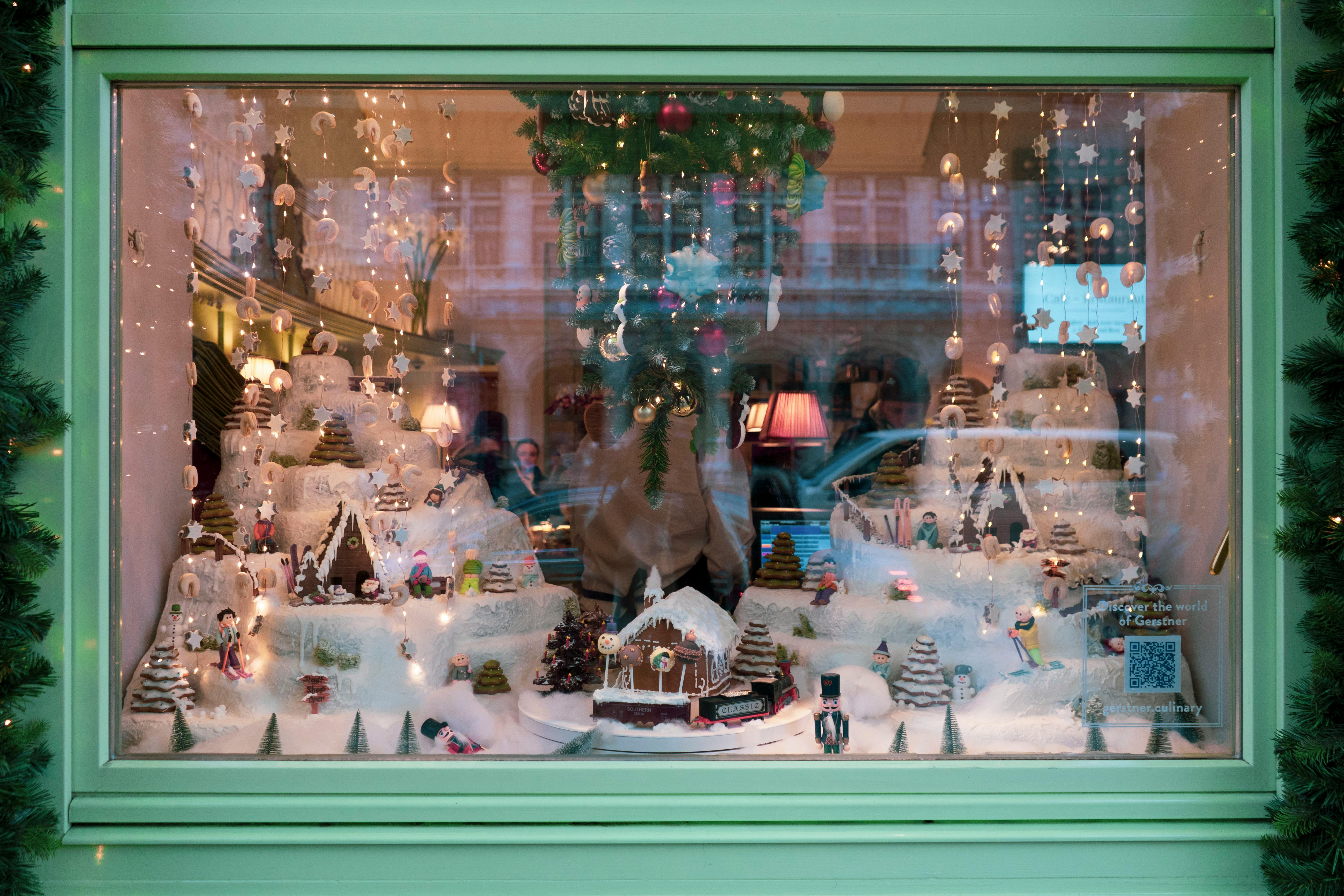 How to Store Christmas Tree Ornaments Safely