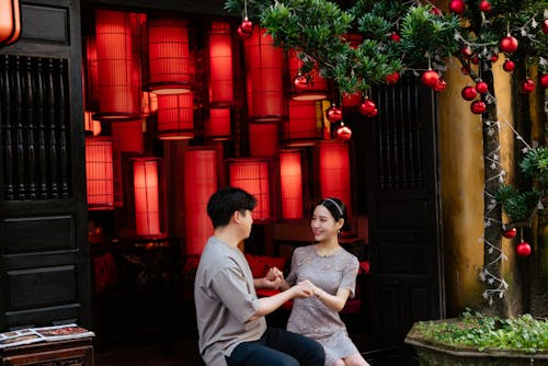 Fotobanka s bezplatnými fotkami na tému ázijský pár, držanie za ruky, dvojica