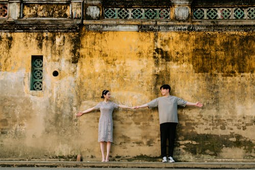 Gratis lagerfoto af asiatiske mennesker, betonmur, kvinde