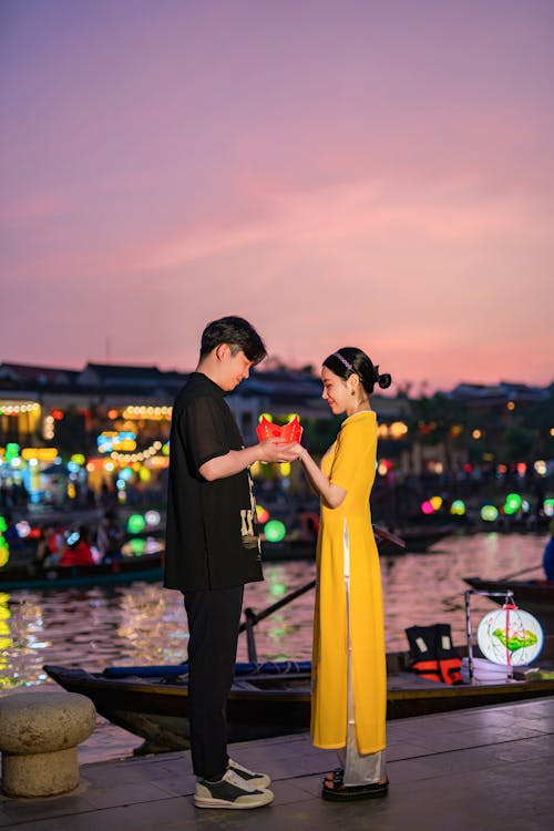 Foto stok gratis ao dai, bergandengan tangan, berkencan