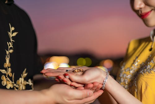 Free Close-Up Shot of Wedding Rings in the Hands of the Couple Stock Photo