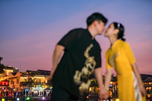 Foto profissional grátis de afeição, amor, beijando