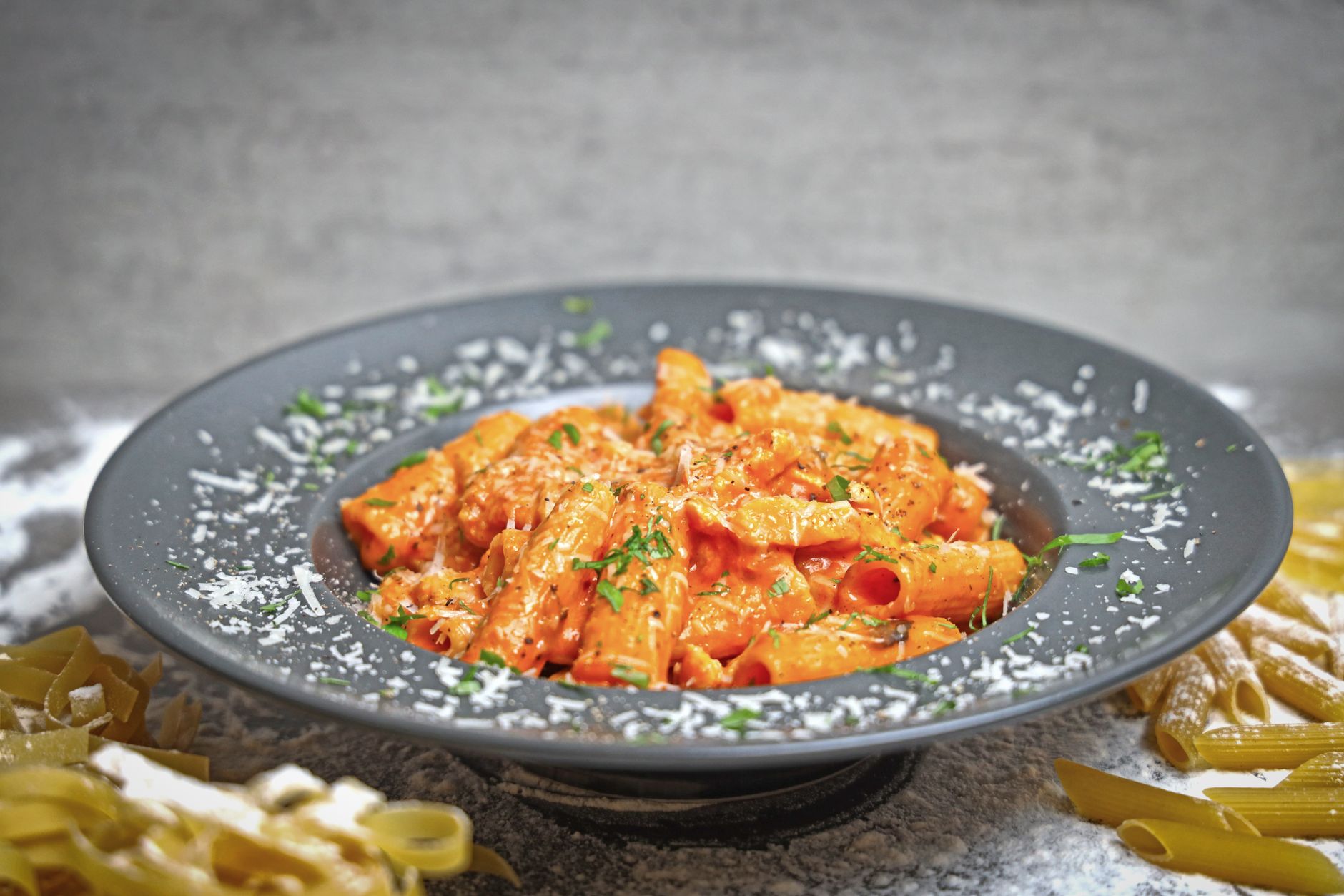Pasta Normal: Sabor y Textura Plato de pasta blanca tradicional con salsa de tomate