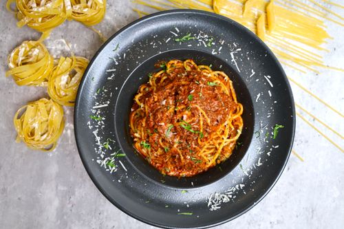 Free A delicious spaghetti Bolognese dish served with fresh pasta on a modern plate. Stock Photo