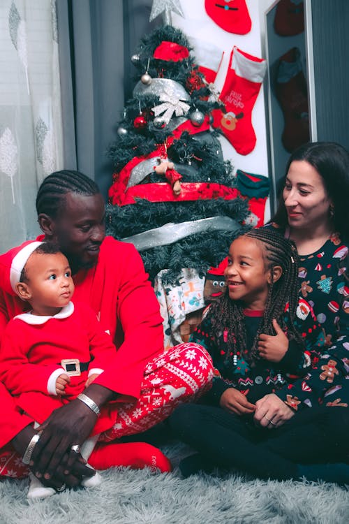 Foto profissional grátis de alegre, árvore de Natal, bonitinho